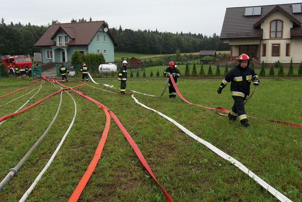 Podtopione drogi i posesje. Strażacy w powiecie interweniowali już 160 razy (aktualizacja)