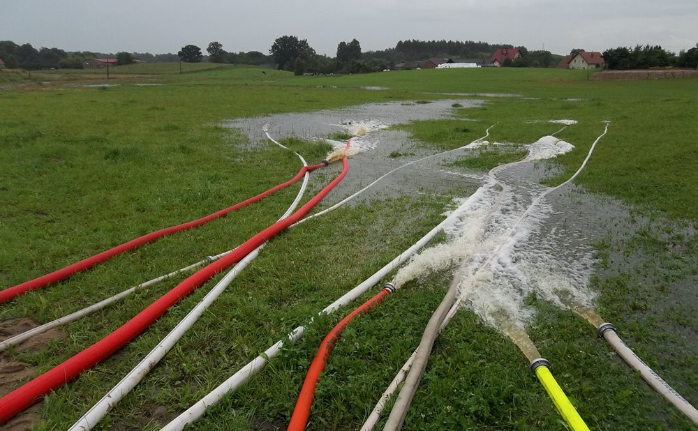 Podtopione drogi i posesje. Strażacy w powiecie interweniowali już 160 razy (aktualizacja)