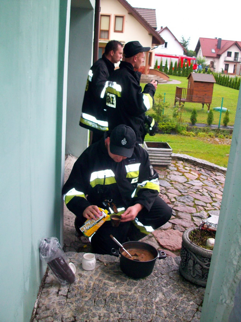 Podtopione drogi i posesje. Strażacy w powiecie interweniowali już 160 razy (aktualizacja)
