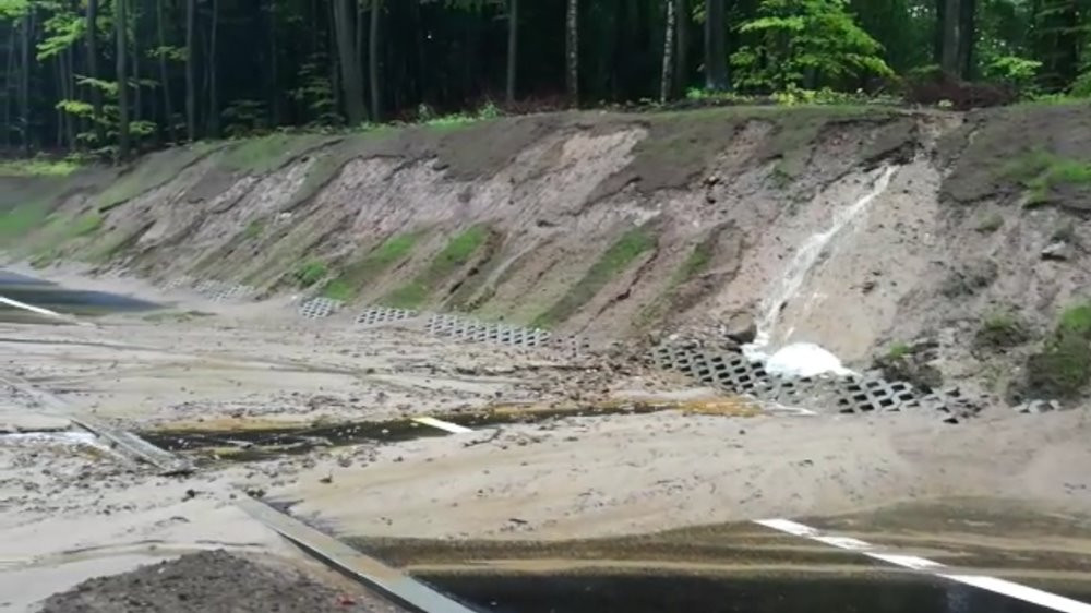 Kartuzy. Zniszczenia na nowo wybudowanym odcinku ul. Chmieleńskiej