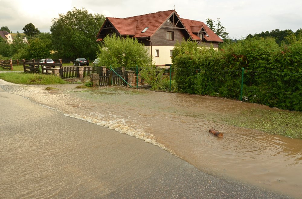 Potężna nawałnica m.in. w rejonie Brodnicy Górnej i Dolnej. Zalane drogi i posesje