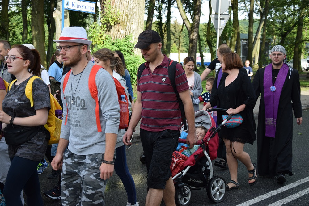 Kartuzy. Pielgrzymi wyruszyli na Jasną Górę. Przed nimi ponad 500 kilometrów
