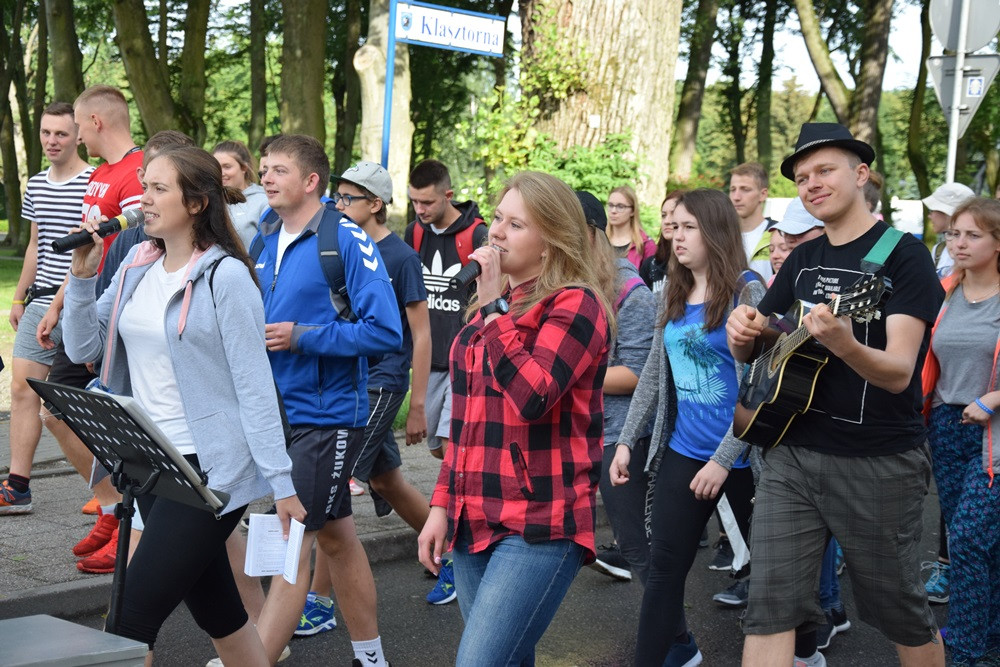 Kartuzy. Pielgrzymi wyruszyli na Jasną Górę. Przed nimi ponad 500 kilometrów