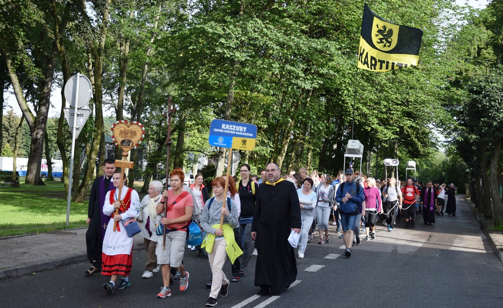 Kartuzy. Pielgrzymi wyruszyli na Jasną Górę. Przed nimi ponad 500 kilometrów
