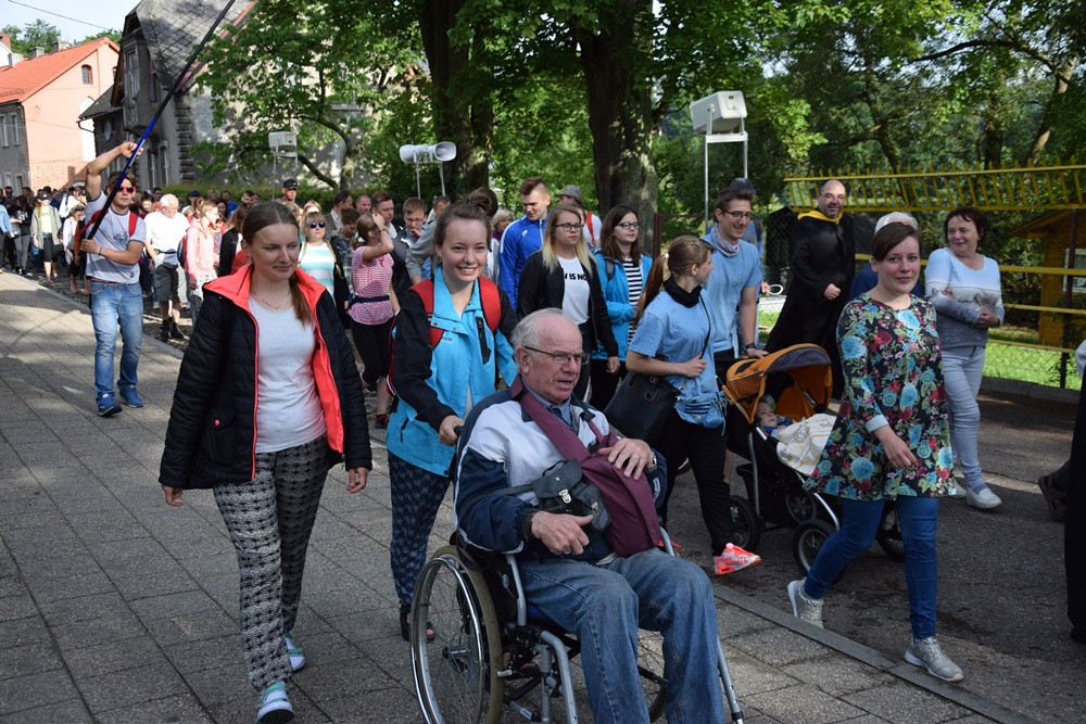 Kartuzy. Pielgrzymi wyruszyli na Jasną Górę. Przed nimi ponad 500 kilometrów