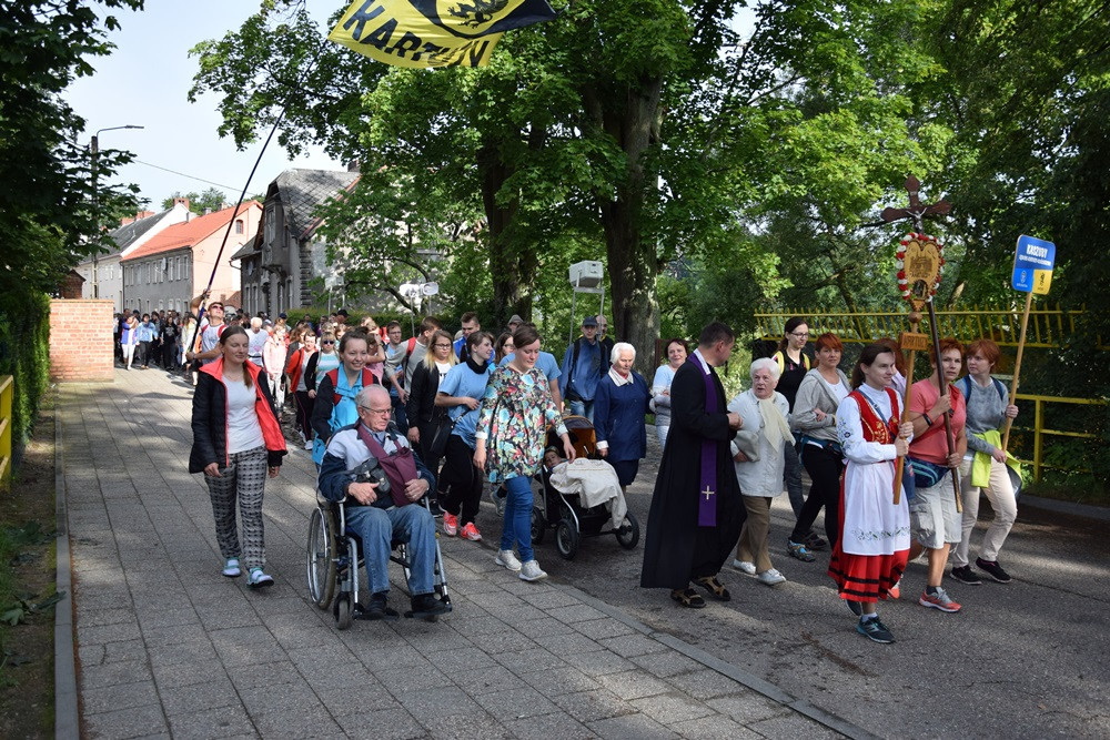 Kartuzy. Pielgrzymi wyruszyli na Jasną Górę. Przed nimi ponad 500 kilometrów