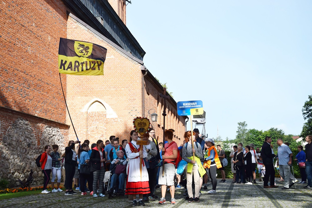 Kartuzy. Pielgrzymi wyruszyli na Jasną Górę. Przed nimi ponad 500 kilometrów