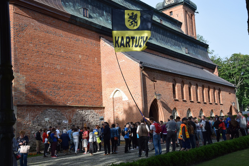 Kartuzy. Pielgrzymi wyruszyli na Jasną Górę. Przed nimi ponad 500 kilometrów