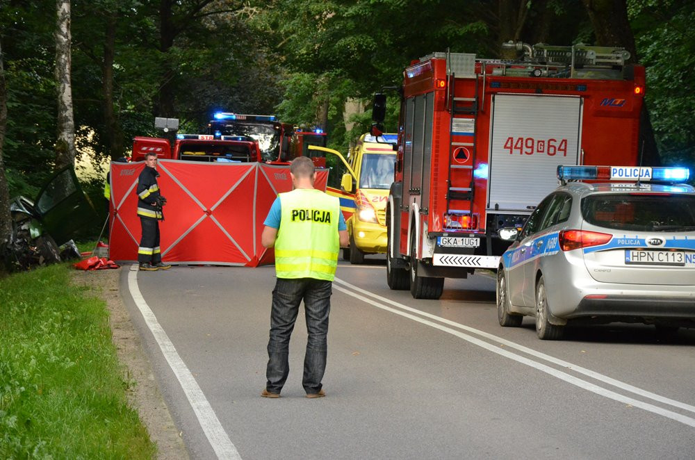 Karwacja. Osobówka uderzyła w drzewo. Mężczyzna zginął na miejscu