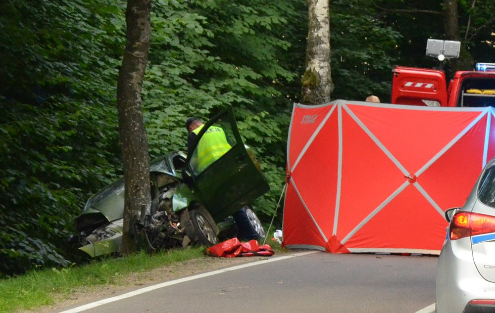Karwacja. Osobówka uderzyła w drzewo. Mężczyzna zginął na miejscu
