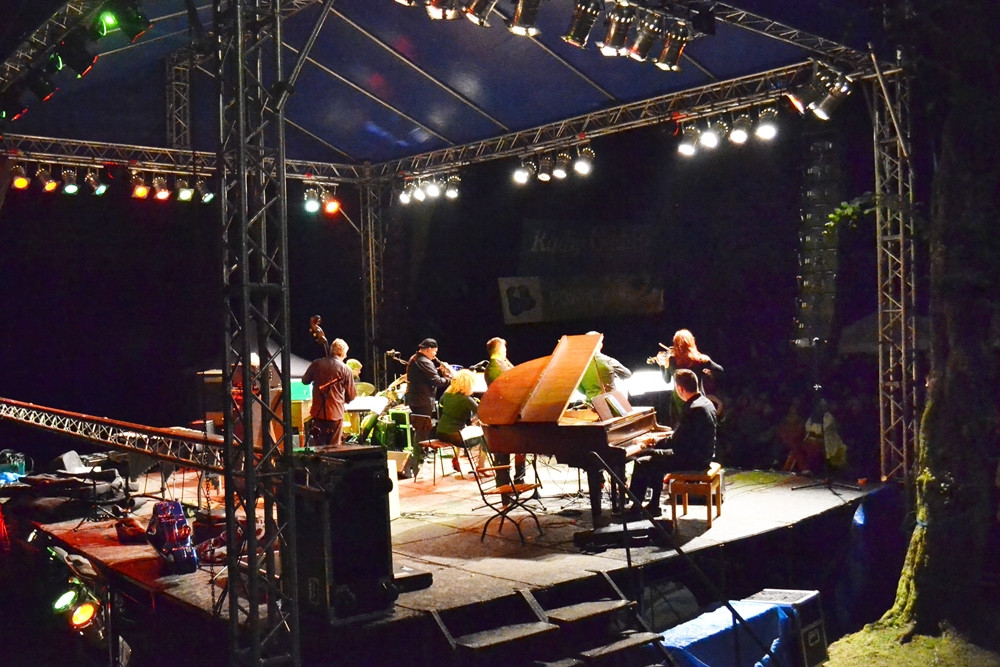 Sulęczyno. Drugi dzień festiwalu Jazz w Lesie. Zabrzmiały największe przeboje jazzowe i nie tylko