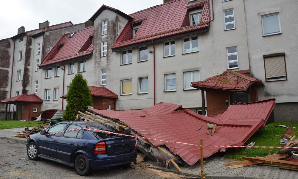 Potężna nawałnica na Kaszubach. Dwie osoby ranne, połamane drzewa, zerwane dachy