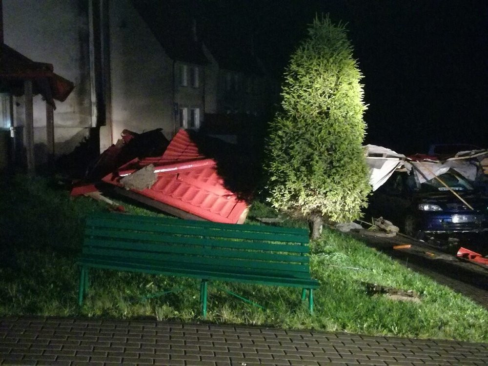Potężna nawałnica na Kaszubach. Dwie osoby ranne, połamane drzewa, zerwane dachy