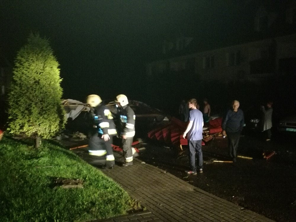 Potężna nawałnica na Kaszubach. Dwie osoby ranne, połamane drzewa, zerwane dachy