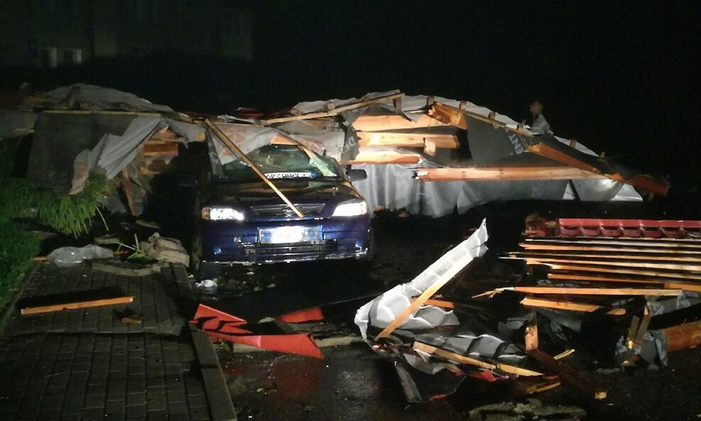 Potężna nawałnica na Kaszubach. Dwie osoby ranne, połamane drzewa, zerwane dachy