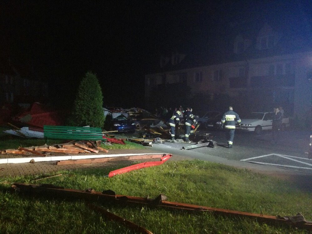 Potężna nawałnica na Kaszubach. Dwie osoby ranne, połamane drzewa, zerwane dachy