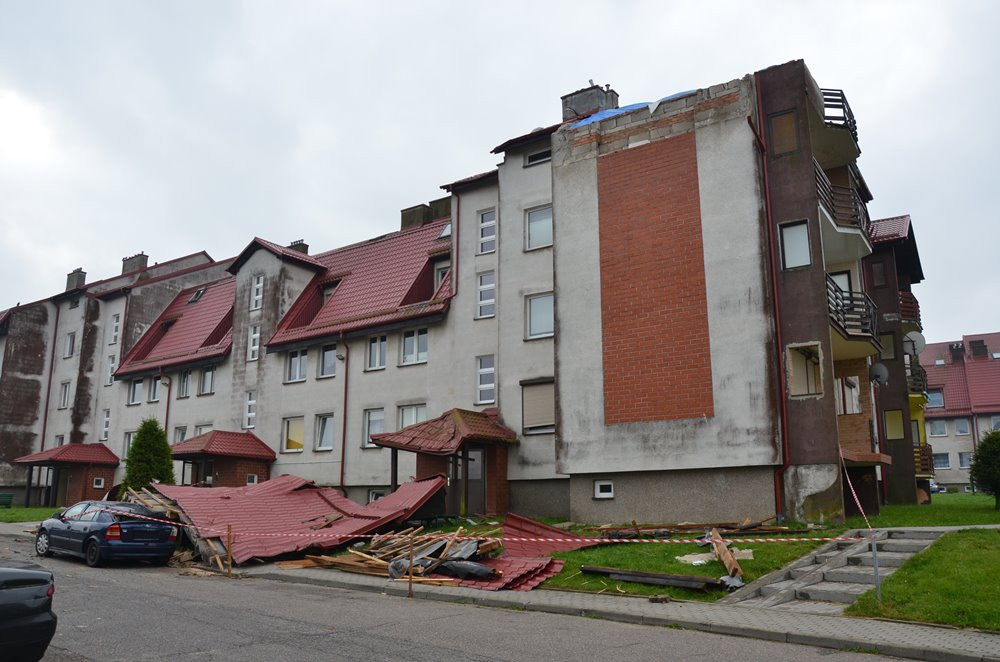 Potężna nawałnica na Kaszubach. Dwie osoby ranne, połamane drzewa, zerwane dachy