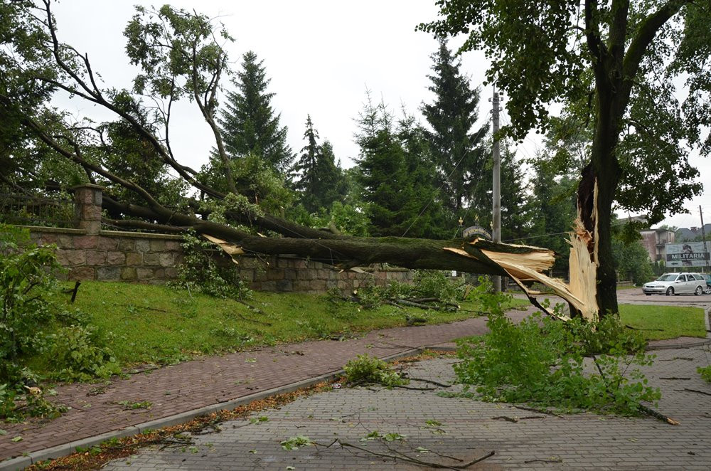 Potężna nawałnica na Kaszubach. Dwie osoby ranne, połamane drzewa, zerwane dachy