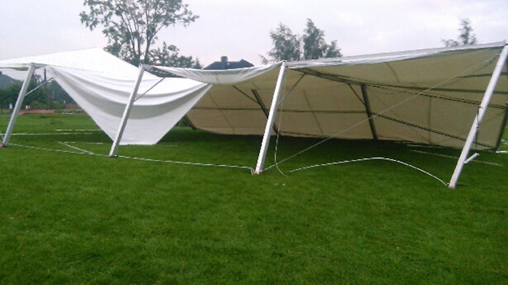 Potężna nawałnica na Kaszubach. Dwie osoby ranne, połamane drzewa, zerwane dachy