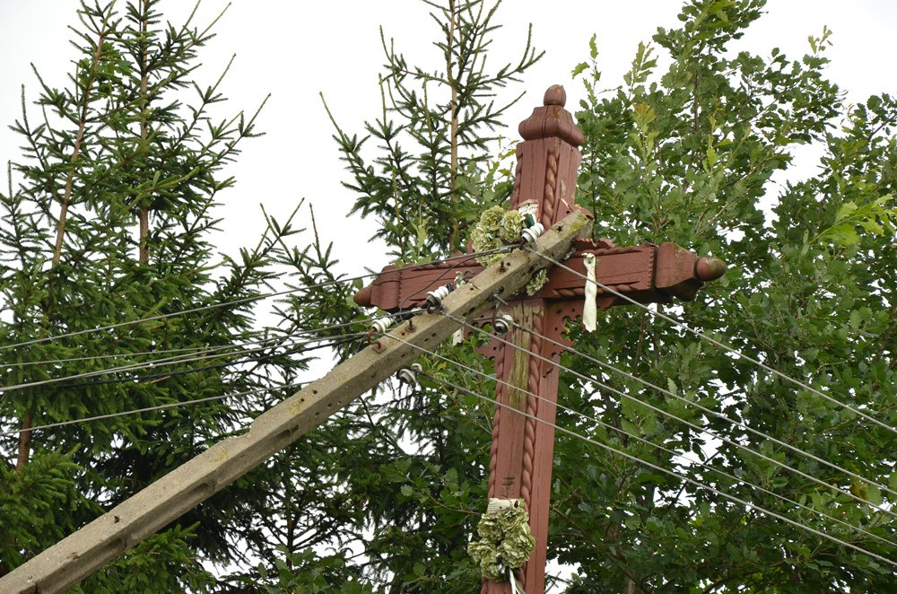 Potężna nawałnica na Kaszubach. Dwie osoby ranne, połamane drzewa, zerwane dachy