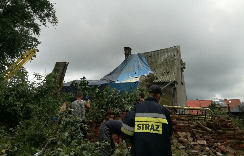 Potężna nawałnica na Kaszubach. Dwie osoby ranne, połamane drzewa, zerwane dachy
