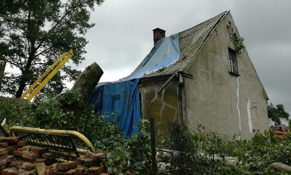 Potężna nawałnica na Kaszubach. Dwie osoby ranne, połamane drzewa, zerwane dachy