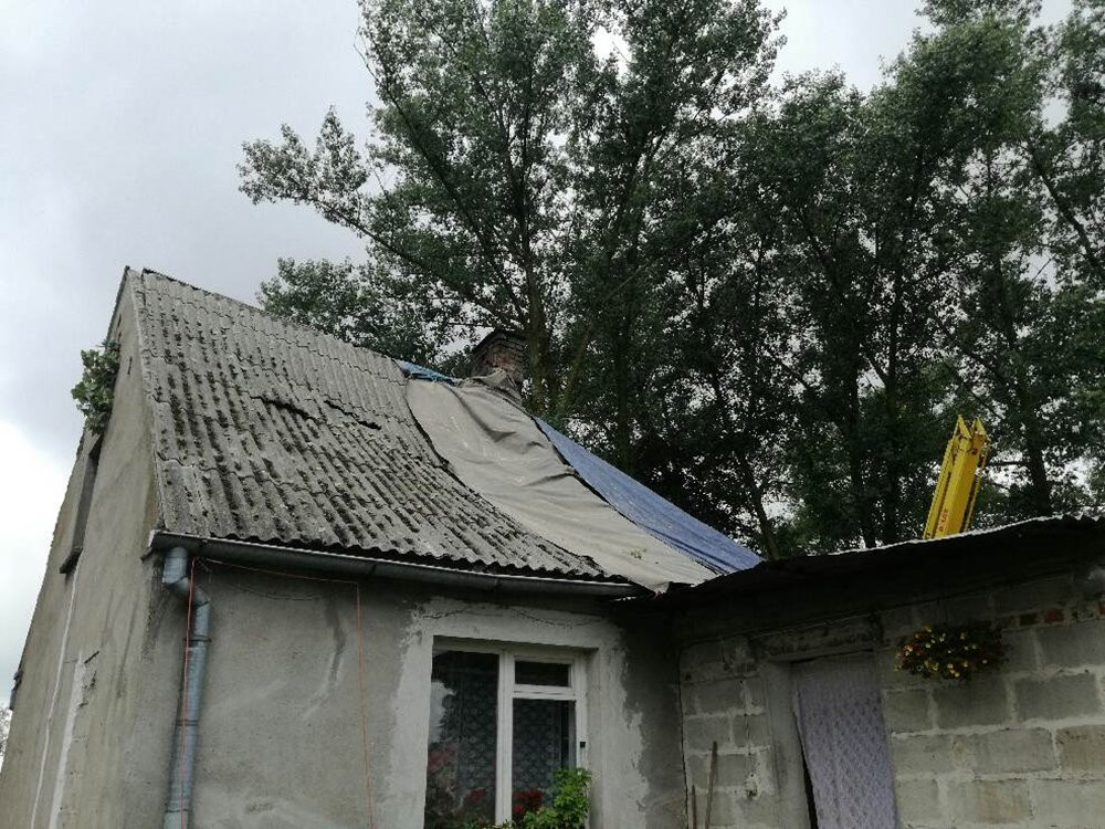 Potężna nawałnica na Kaszubach. Dwie osoby ranne, połamane drzewa, zerwane dachy