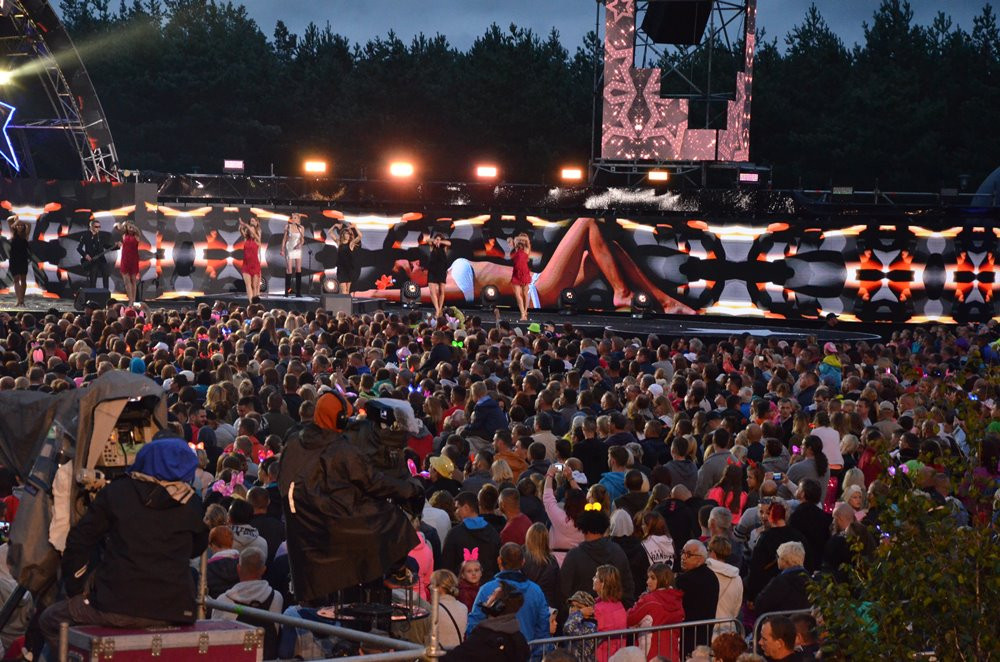 Disco pod Gwiazdami w Stężycy. Największa impreza tego lata (dzień pierwszy)