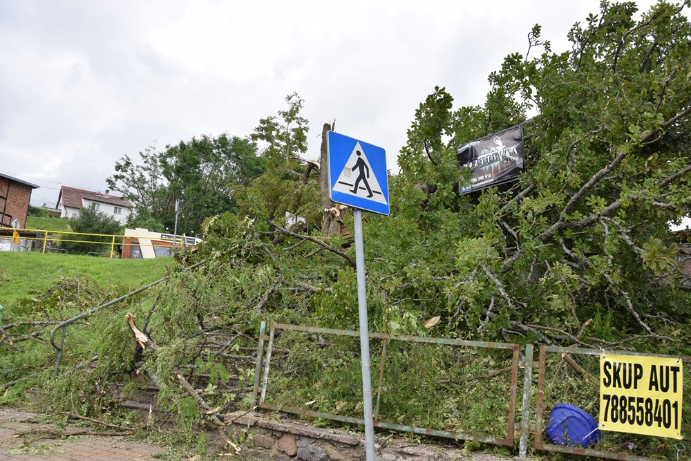 Strażacy koncentrują działania w okolicy Sulęczyna. Skala zniszczeń jest ogromna