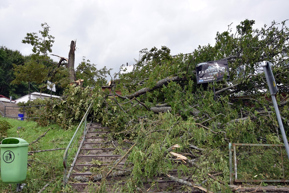 Strażacy koncentrują działania w okolicy Sulęczyna. Skala zniszczeń jest ogromna