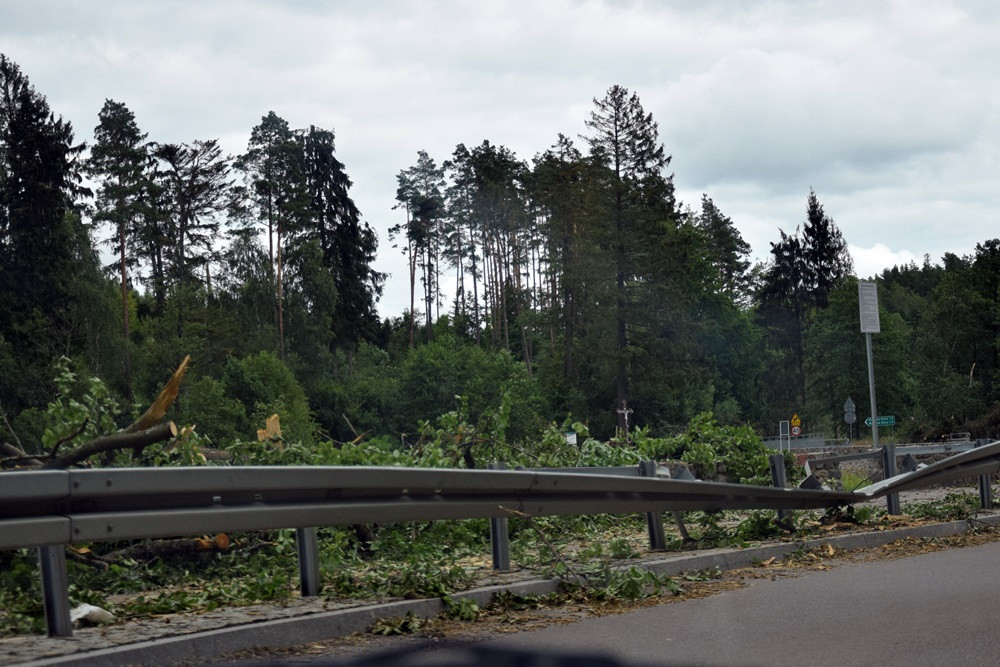 Strażacy koncentrują działania w okolicy Sulęczyna. Skala zniszczeń jest ogromna