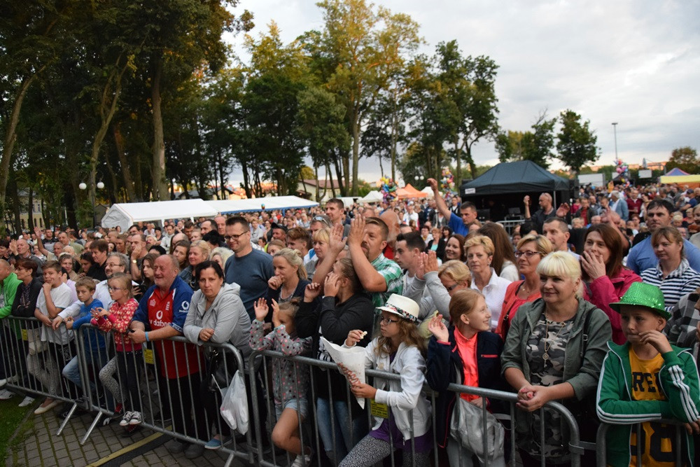 Dożynki gm. Kartuzy. Sołectwo Kiełpino z najpiękniejszą koroną żniwną