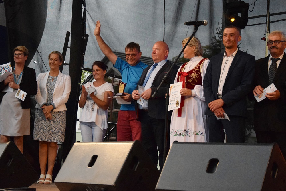 Dożynki gm. Kartuzy. Sołectwo Kiełpino z najpiękniejszą koroną żniwną