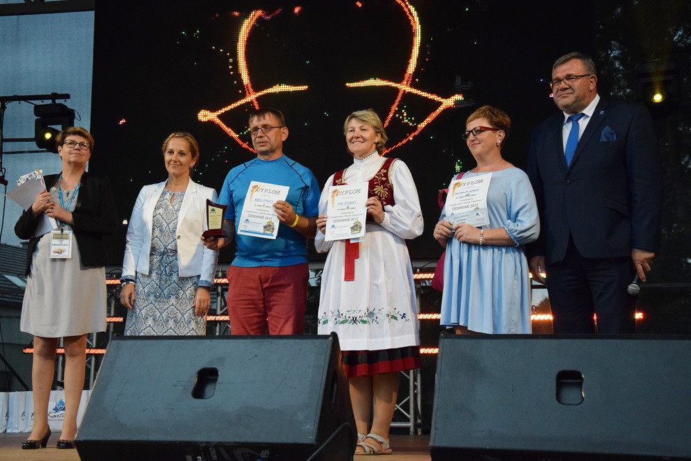 Dożynki gm. Kartuzy. Sołectwo Kiełpino z najpiękniejszą koroną żniwną