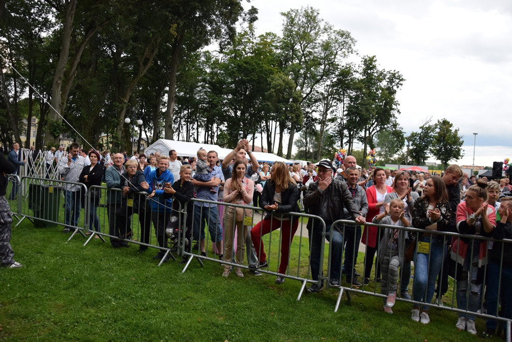 Dożynki gm. Kartuzy. Sołectwo Kiełpino z najpiękniejszą koroną żniwną