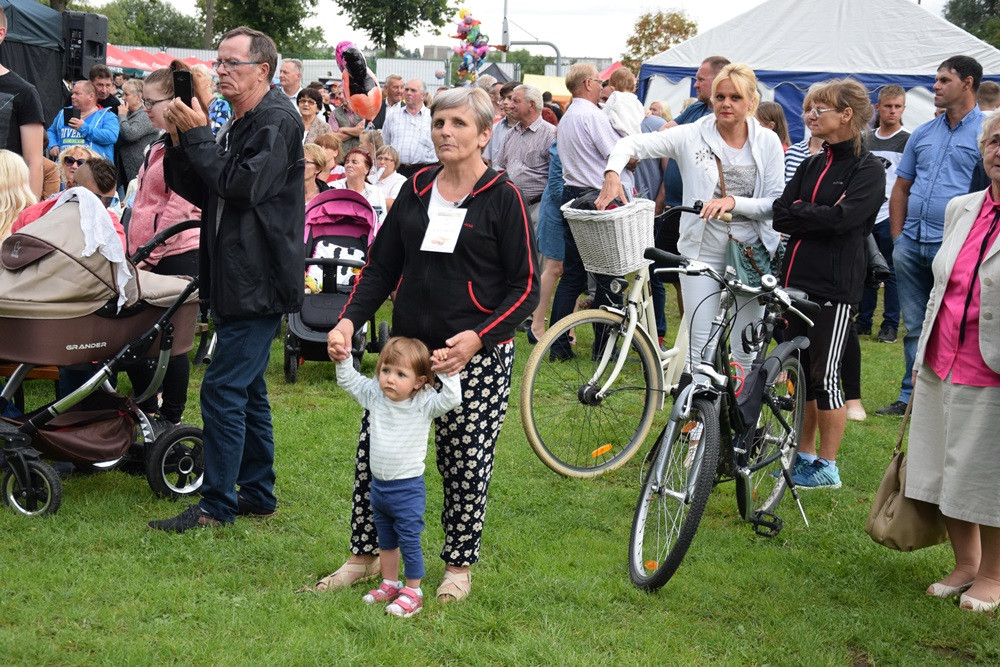 Dożynki gm. Kartuzy. Sołectwo Kiełpino z najpiękniejszą koroną żniwną