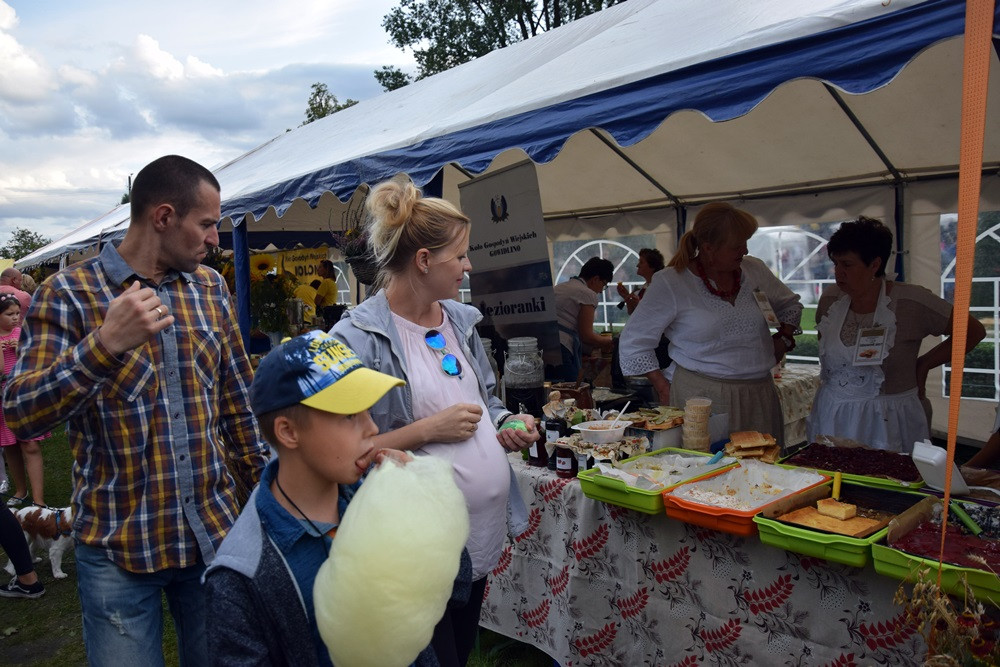 Dożynki gm. Kartuzy. Sołectwo Kiełpino z najpiękniejszą koroną żniwną