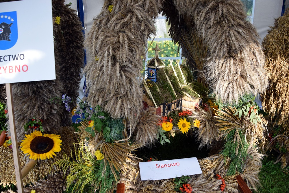 Dożynki gm. Kartuzy. Sołectwo Kiełpino z najpiękniejszą koroną żniwną