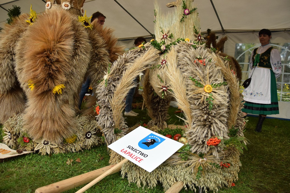 Dożynki gm. Kartuzy. Sołectwo Kiełpino z najpiękniejszą koroną żniwną