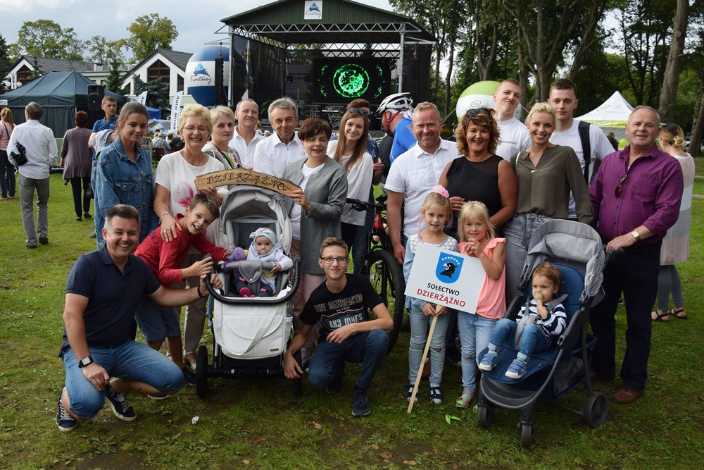 Dożynki gm. Kartuzy. Sołectwo Kiełpino z najpiękniejszą koroną żniwną