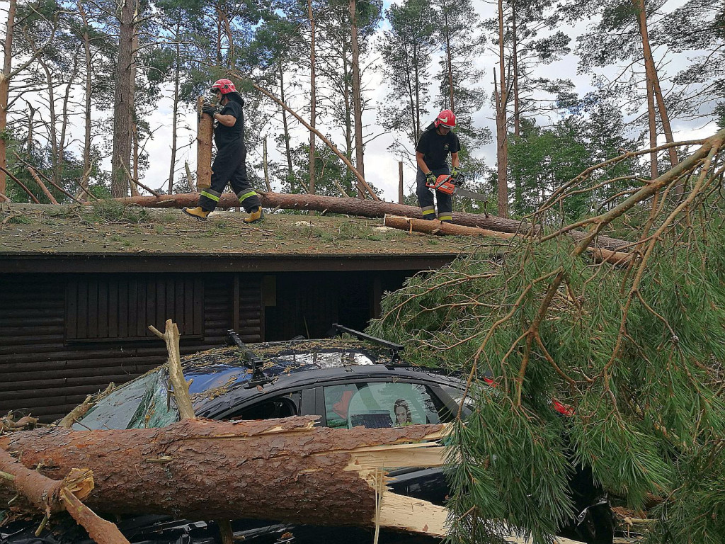 Strażacy - bohaterowie największej akcji ratowniczej w powiecie. To zdjęcie mówi wszystko