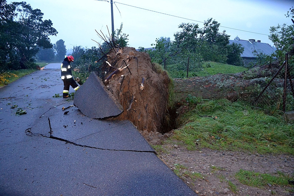 Strażacy - bohaterowie największej akcji ratowniczej w powiecie. To zdjęcie mówi wszystko