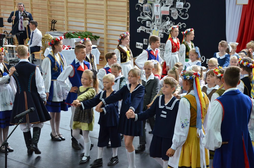 Nowy rok szkolny po reformie oświaty. W Sierakowicach stawiają na integrację uczniów