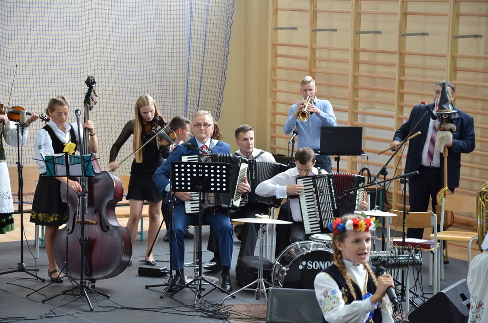 Nowy rok szkolny po reformie oświaty. W Sierakowicach stawiają na integrację uczniów