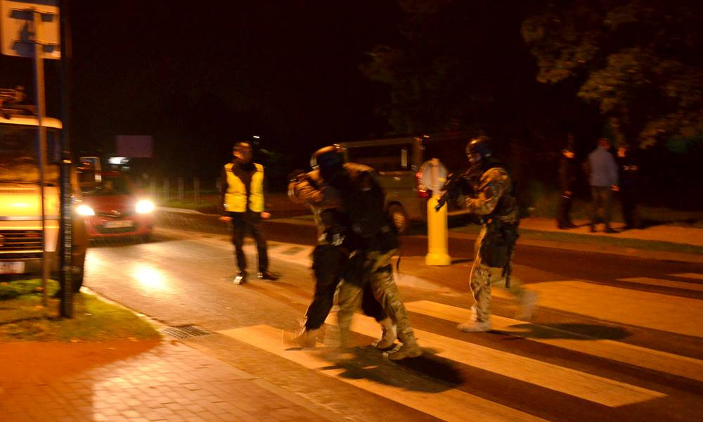 Kartuzy. Ćwiczenia antyterrorystów w budynku dawnej komendy policji