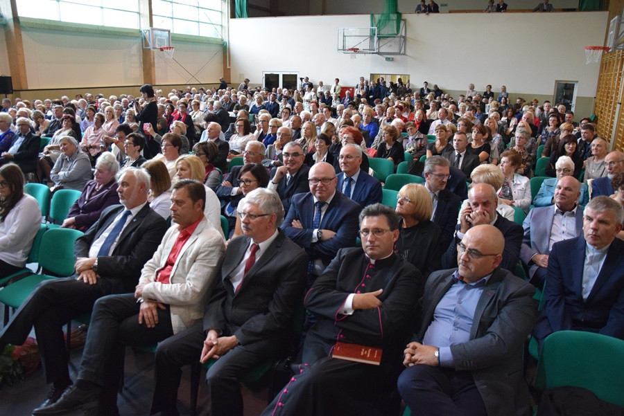 Kartuzy. 90-lecie Klasztornej: zjazd absolwentów i upamiętnienie dyrektora Elasa