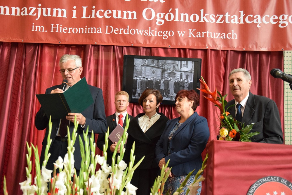 Kartuzy. 90-lecie Klasztornej: zjazd absolwentów i upamiętnienie dyrektora Elasa