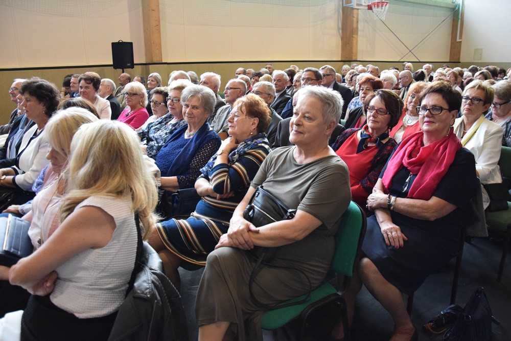 Kartuzy. 90-lecie Klasztornej: zjazd absolwentów i upamiętnienie dyrektora Elasa