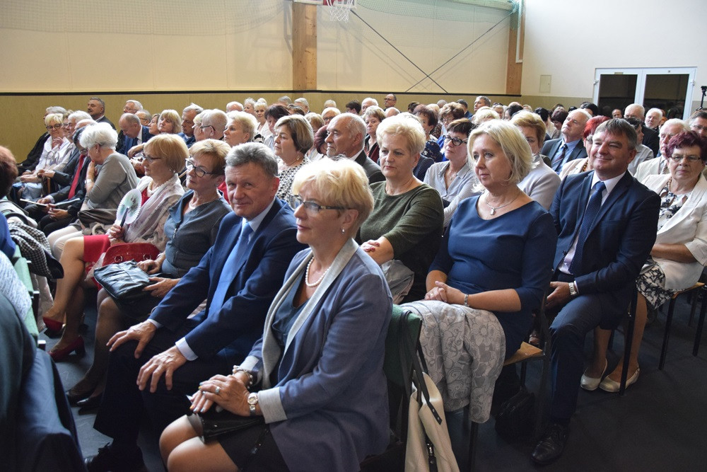 Kartuzy. 90-lecie Klasztornej: zjazd absolwentów i upamiętnienie dyrektora Elasa