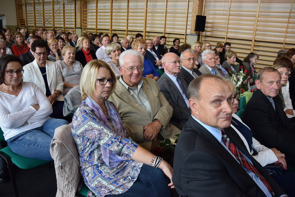 Kartuzy. 90-lecie Klasztornej: zjazd absolwentów i upamiętnienie dyrektora Elasa